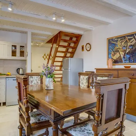 House Mihaela Miholascica