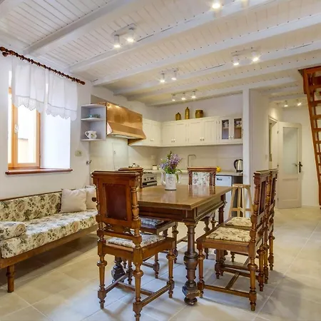 House Mihaela Miholascica